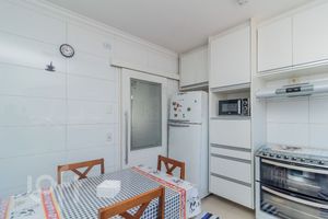 Image 12 - 881631