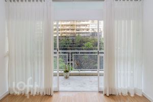 Image 3 - 881634