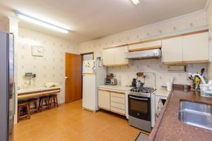 Image 37 - 881656