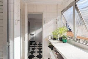 Image 12 - 881659