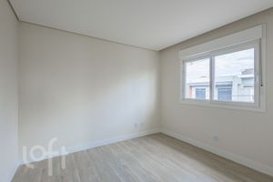 Image 18 - 881660