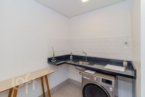 Image 34 - 881675