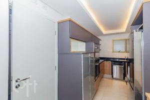 Image 28 - 881675