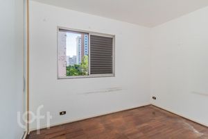 Image 11 - 881678