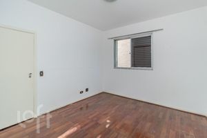 Image 17 - 881678