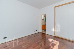 Image 19 - 881678