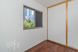 Image 8 - 881678