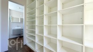 Image 12 - 881680