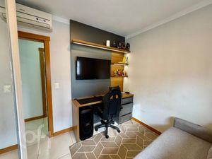Image 13 - 881683