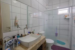 Image 12 - 881690