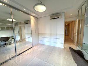Image 19 - 881698