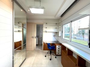 Image 17 - 881698