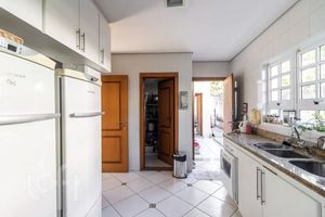 Image 23 - 881705