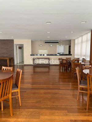 Image 18 - 881716