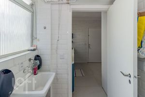 Image 41 - 881718