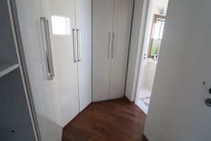 Image 11 - 881727