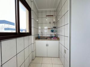 Image 5 - 881746