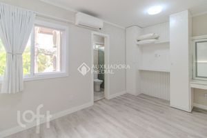 Image 21 - 881747