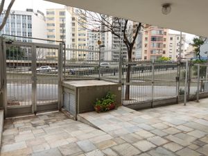 Image 20 - 881776