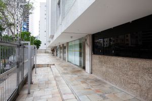 Image 21 - 881776