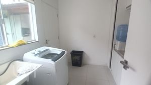 Image 10 - 881777