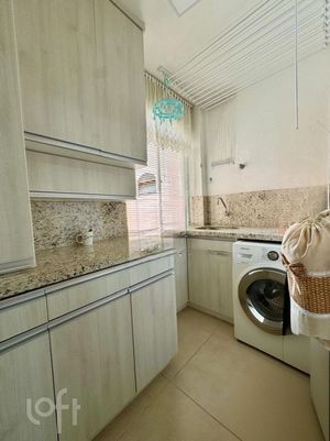 Image 15 - 881930