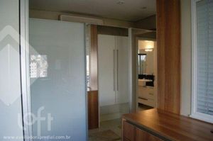 Image 10 - 881932