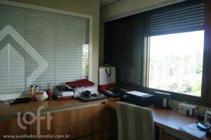 Image 5 - 881932