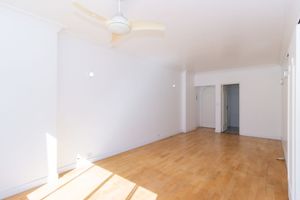 Image 4 - 881971