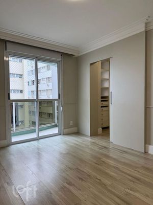 Image 30 - 882029