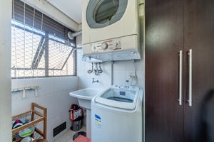 Image 17 - 882038