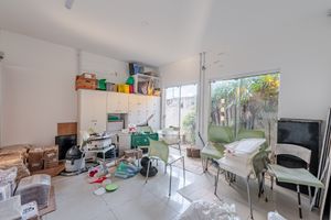 Image 18 - 882045