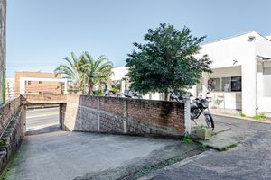 Image 6 - 882045