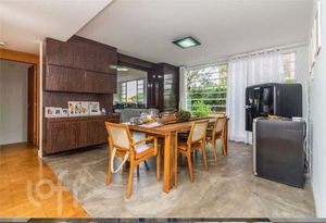 Image 10 - 882124