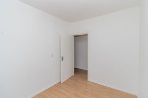 Image 7 - 882147