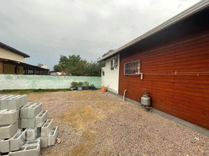 Image 8 - 882205