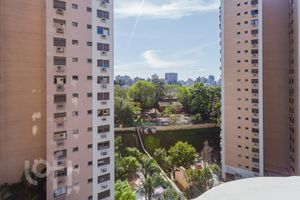 Image 11 - 882250
