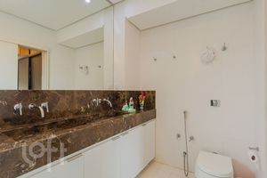 Image 17 - 882251