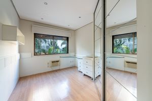 Image 21 - 882279