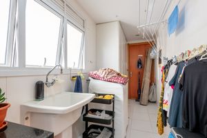 Image 21 - 882317
