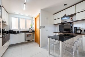 Image 19 - 882317