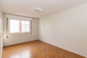 Image 19 - 882328
