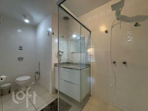 Image 9 - 882363