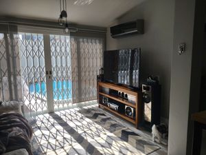 Image 5 - 882382