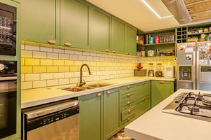 Image 15 - 882418