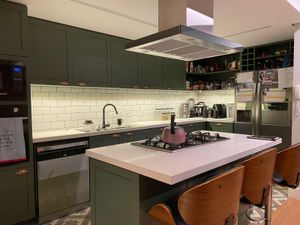Image 6 - 882418