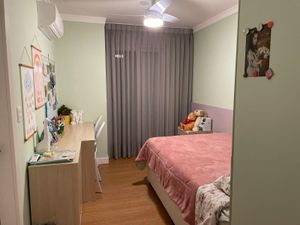 Image 12 - 882418