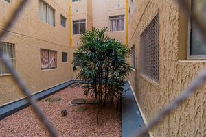 Image 18 - 882447