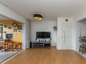 Image 6 - 882481