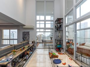 Image 17 - 882482